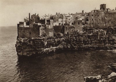 İtalya: Polignano a Mare, Puglie (s / b fotoğraf) by Kurt Hielscher