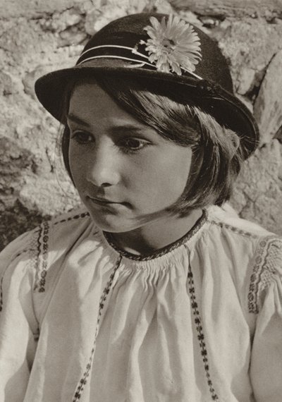 Romanya: Dragus, Köylü kız (s/b fotoğraf) by Kurt Hielscher