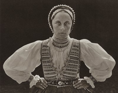 Romanya: Ghinda, Sakson kadın (s / b fotoğraf) by Kurt Hielscher