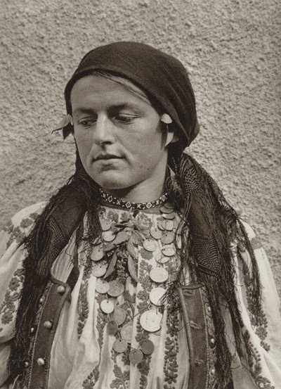 Romanya: Merisor, Köylü kadın (s / b fotoğraf) by Kurt Hielscher