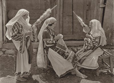 Romanya: Tismana, Spinners (s/b fotoğraf) by Kurt Hielscher