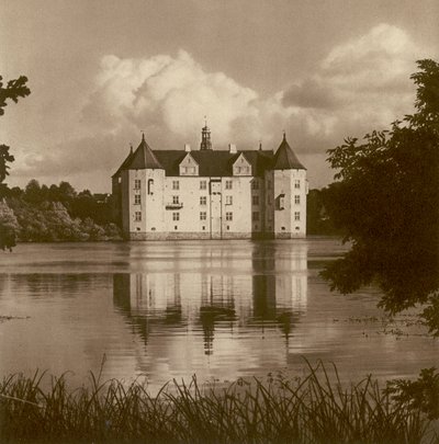 Flensburg (Schleswig) yakınlarındaki Glucksburg Kalesi; Flensburg yakınlarındaki Glucksburg Kalesi (Schleswig) (s / b fotoğraf) by Kurt Hielscher
