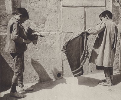 İspanya: Boğa güreşinde oynayan çocuklar (s/b fotoğraf) by Kurt Hielscher