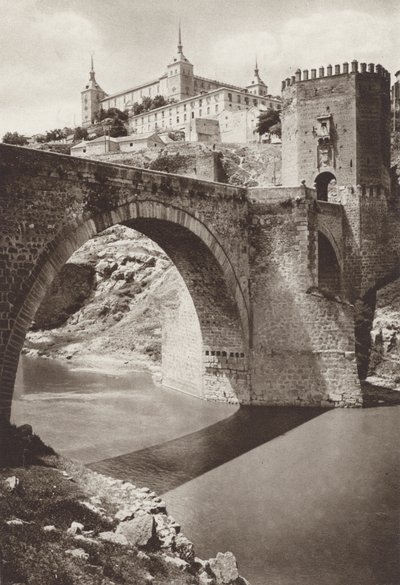 İspanya: Toledo, Alcantara Köprüsü ve arka planda Alcazar (s/b fotoğraf) by Kurt Hielscher