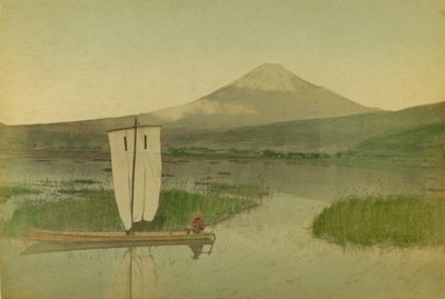 Japonya: Hokome Gölü üzerinde ön planda bir yelkenli tekne ile Fuji-Yama Dağı (Fuji Yama) by Kusakabe Kimbei