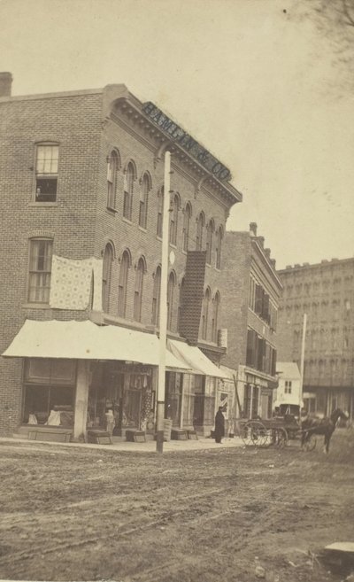 Hamlin & Co. Mağazası, 19. yüzyılın sonlarında. by L. Thompson