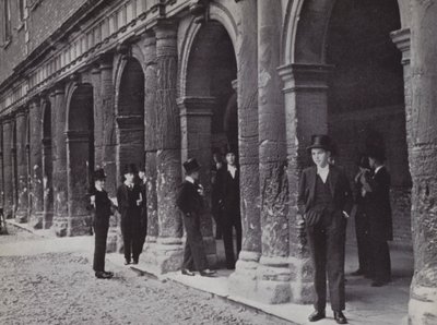 Odaların dışında, Eton, ustaların çıkmasını bekliyor (s/b fotoğraf) by Laszlo Moholy Nagy