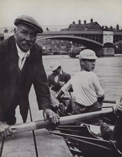 Rafts, Eton, Froggie gemiye binişe nezaret ediyor (s/b fotoğraf) by Laszlo Moholy Nagy