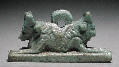Boğa başlı aslan muska, Saite Dönemi, MÖ 715-656 (mavi-yeşil fayans) by Late Period Egyptian