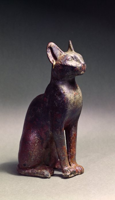 Altın küpeli bir kedi heykelciği, tanrıça Bastet