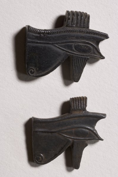 İki wedjat göz muska (obsidiyen) by Late Period Egyptian