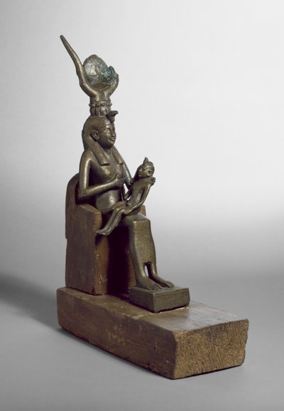 Saqqara'da orijinal ahşap taht ve kaide (bronz) ile birlikte bulunan çocuk Horus'u emziren İsis'in adak heykelciği by Late Period Egyptian