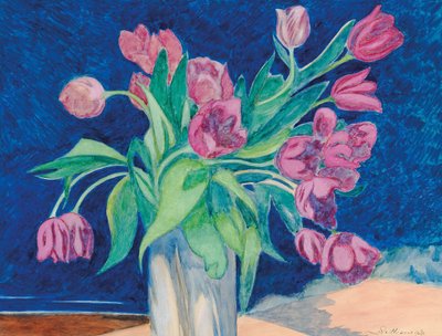 Vazoda pembe laleler, arka planda kum tepeleri olan bir deniz manzarası, 1935. by Leon Spilliaert
