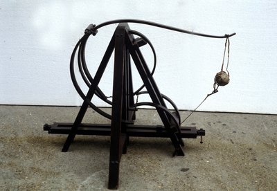 Bir mancınık. Leonardo da Vinci