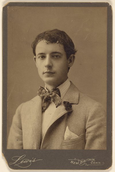 Walter Thomas [papyonlu ve ceketinin yakasında karanfil olan genç adam] by Lewis