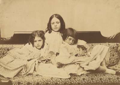 Edith, Ina ve Alice Liddell bir Kanepede, 1858 Yazı. by Lewis Carroll