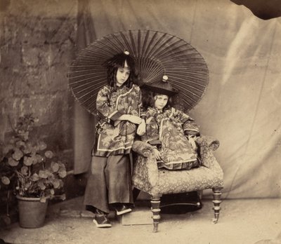 Çin Elbiseli Lorina ve Alice Liddell, 1860. by Lewis Carroll