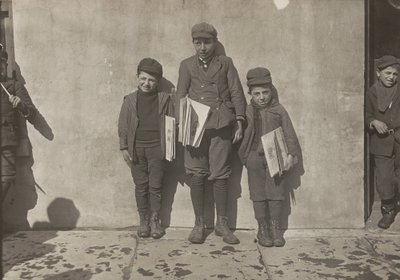 John Pento, 14 yaşında, Daniel ve Angelo Pento, 7 yaşında, gazete satıyor, Hartford, Connecticut by Lewis Hine