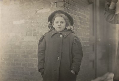 Mery Horn, taşıdığı ağır kağıt yükünün ağırlaştırdığı bir kamburluk haliydi. Hartford, Connecticut, Mart 1909 by Lewis Hine