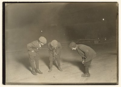 Gece Yarısı Boktan Bir Oyun. by Lewis W. Hine