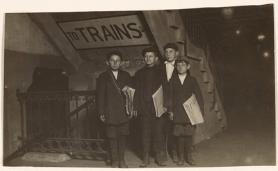[Metro Girişinde Dört Newsies, New York] by Lewis W. Hine