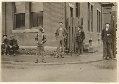 [Bir grup erkek ve çocuk dışarıda toplandı] by Lewis W. Hine