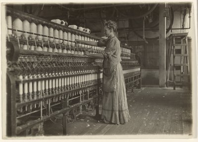 Eski Moda Bir Tekstil Fabrikasında (İplikçi). by Lewis W. Hine