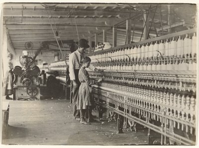[Eğirme Makinesinde Kızla Birlikte Adam, Güney Carolina Pamuk Fabrikası] by Lewis W. Hine