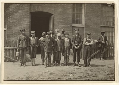 [Değirmen İşçileri Değirmen Dışında, Massachusetts] by Lewis W. Hine