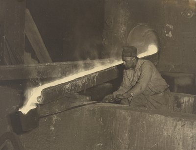 [Kalıpçı Yardımcısı, Baldwin Lokomotif Fabrikası] by Lewis W. Hine