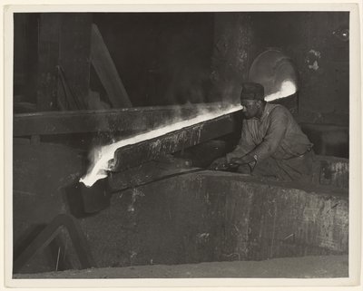[Kalıpçı Yardımcısı, Baldwin Lokomotif Fabrikası, Eddystone, Pennsylvania]. by Lewis W. Hine
