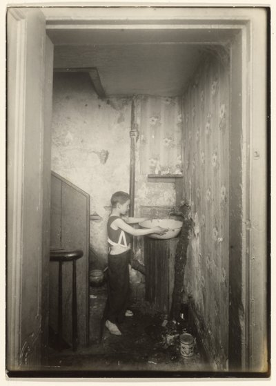 Tüm apartman katı için bir musluk, NY. by Lewis W. Hine