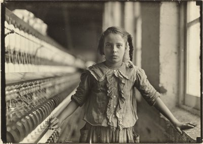 N. Carolina Pamuk Fabrikasında On Yaşında İplikçi by Lewis W. Hine