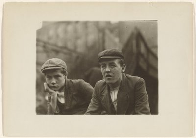 Paltolu ve Şapkalı İki Çocuk, New Jersey by Lewis W. Hine
