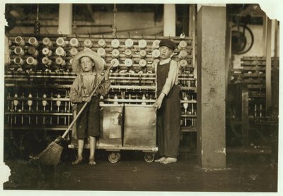 12 yaşındaki takım değiştirici Ronald Webb ve 7 yaşındaki Frank Robinson, kart odası patronunun oğlu, Roanoke Cotton Mills, Virginia, 1911