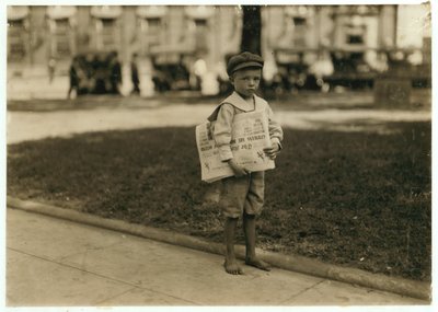 7 yaşındaki gazeteci Ferris, Mobile, Alabama, 1914 by Lewis Wickes Hine