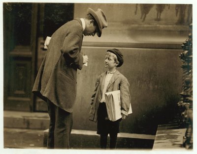 8 yaşındaki gazeteci Michael McNelis, ikinci zatürre hastalığından yeni kurtulmuş, bir yağmur fırtınasında gazete satıyor, Philadelphia, Pensilvanya, 1910 by Lewis Wickes Hine