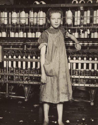 Addie Card, 12 yaşında. Pamuk fabrikasında iplik makinesi, North Pownal, Vermont, 1910. by Lewis Wickes Hine