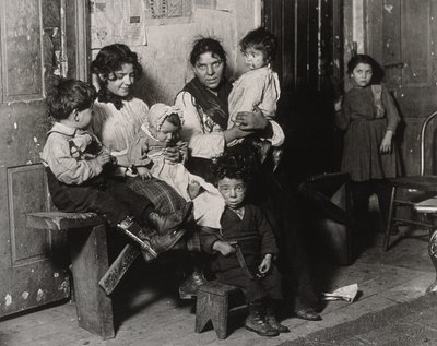 Hull House yakınlarında bir İtalyan evi, Chicago, 1910 by Lewis Wickes Hine
