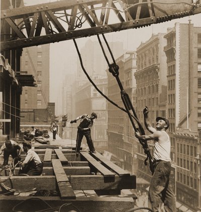 İnşaat işçileri imparatorluk devlet binası, c.1930 by Lewis Wickes Hine