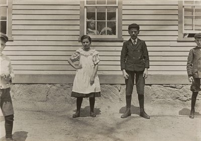 Edward St. Germain ve kız kardeşi Delia, değirmen işçileri, Phoenix, Rhode Island, Nisan 1909, 3379. by Lewis Wickes Hine