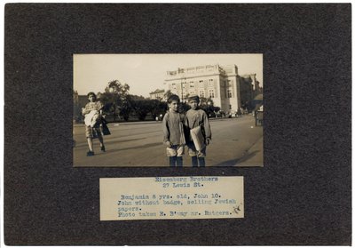 Eisenberg Brothers, 27 Lewis Street, New York City, 1910-13 dolayları by Lewis Wickes Hine