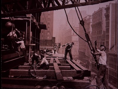 İnşaat halindeki Empire State Binası, iş başında bir kaldırma çetesini gösteriyor by Lewis Wickes Hine