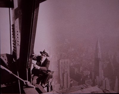 Yapım aşamasında olan Empire State Binası, bir müfettişin kontrol çalışmalarını gösteriyor by Lewis Wickes Hine