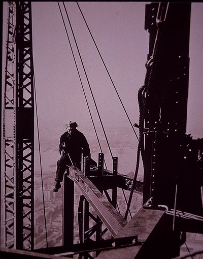 Empire State Binası yapım aşamasında, anahtarlı sürgü gösteriliyor by Lewis Wickes Hine