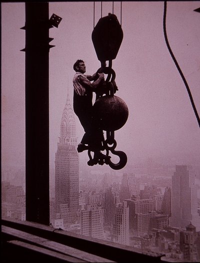 İnşaat halindeki Empire State Binası, derrick ekibinin üyesini gösteriyor by Lewis Wickes Hine