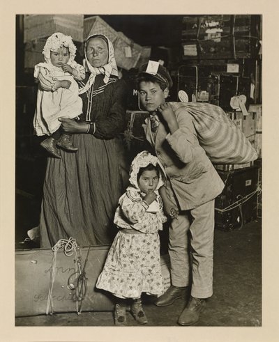 İtalyan Aile Kayıp Bagajı Arıyor, Ellis Adası by Lewis Wickes Hine