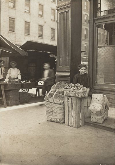 Lena Lochiavo, 11 yaşında, sepet ve simit satıcısı, Sixth Street pazarında salon girişinin önünde, Cincinnati, Ohio, Ağustos 1908 (jelatin gümüş baskı) by Lewis Wickes Hine