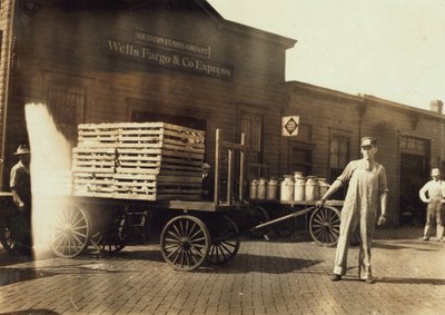 Kasalar ve süt kutuları olan bir Wells Fargo und Co Express deposunun önündeki adamlar, Springfiled, Missouri, 1916 by Lewis Wickes Hine