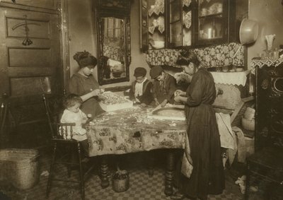 Bayan Mette ve çocukları (Josephine 13, Nicholas 6 ve Johnnie 8 günde sadece 40-50 sent kazanıyorlar) New York